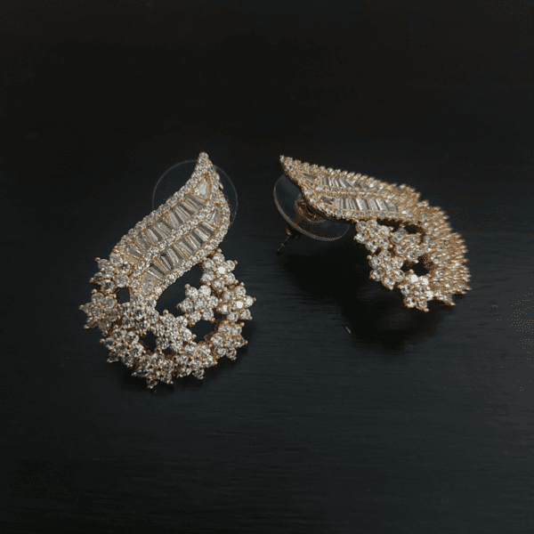 DEW STUD GOLD PLATED EARINGS.