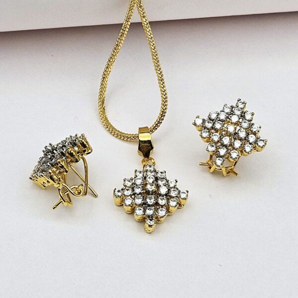 Mawra Pendent Set