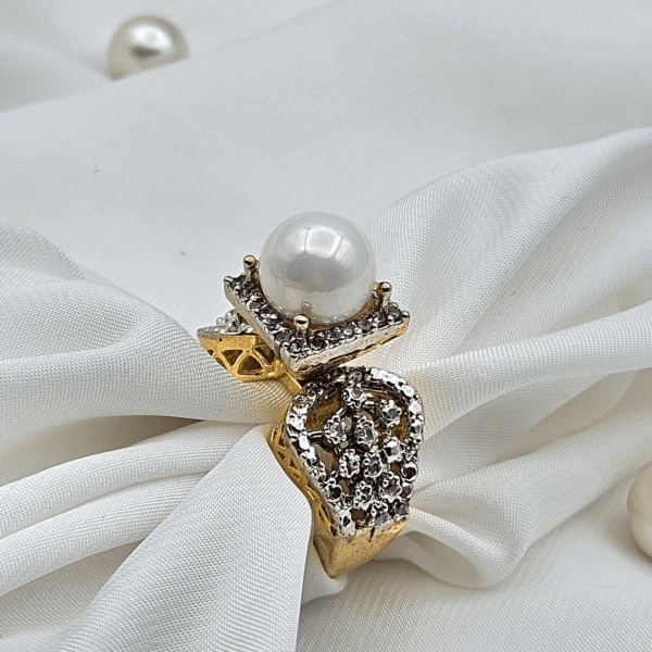 RING FOR WOMEN'S STUDED WITH PEARL .